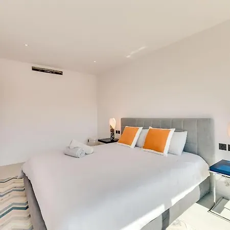 Luxury 5-bedroom Townhouse In Puente Villa *