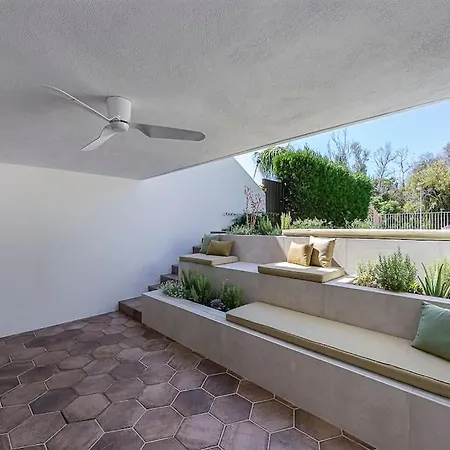 Luxury 5-bedroom Townhouse In Puente Villa