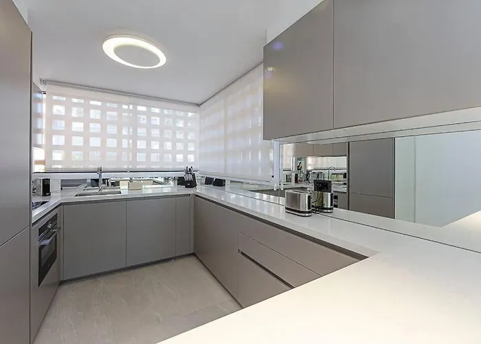 Luxury 5-bedroom Townhouse In Puente فيلة